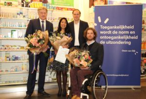 foto-staatssecretaris-vws-reikt-keurmerk-voor-toegankelijkheid-uit-aan-benu-apotheek