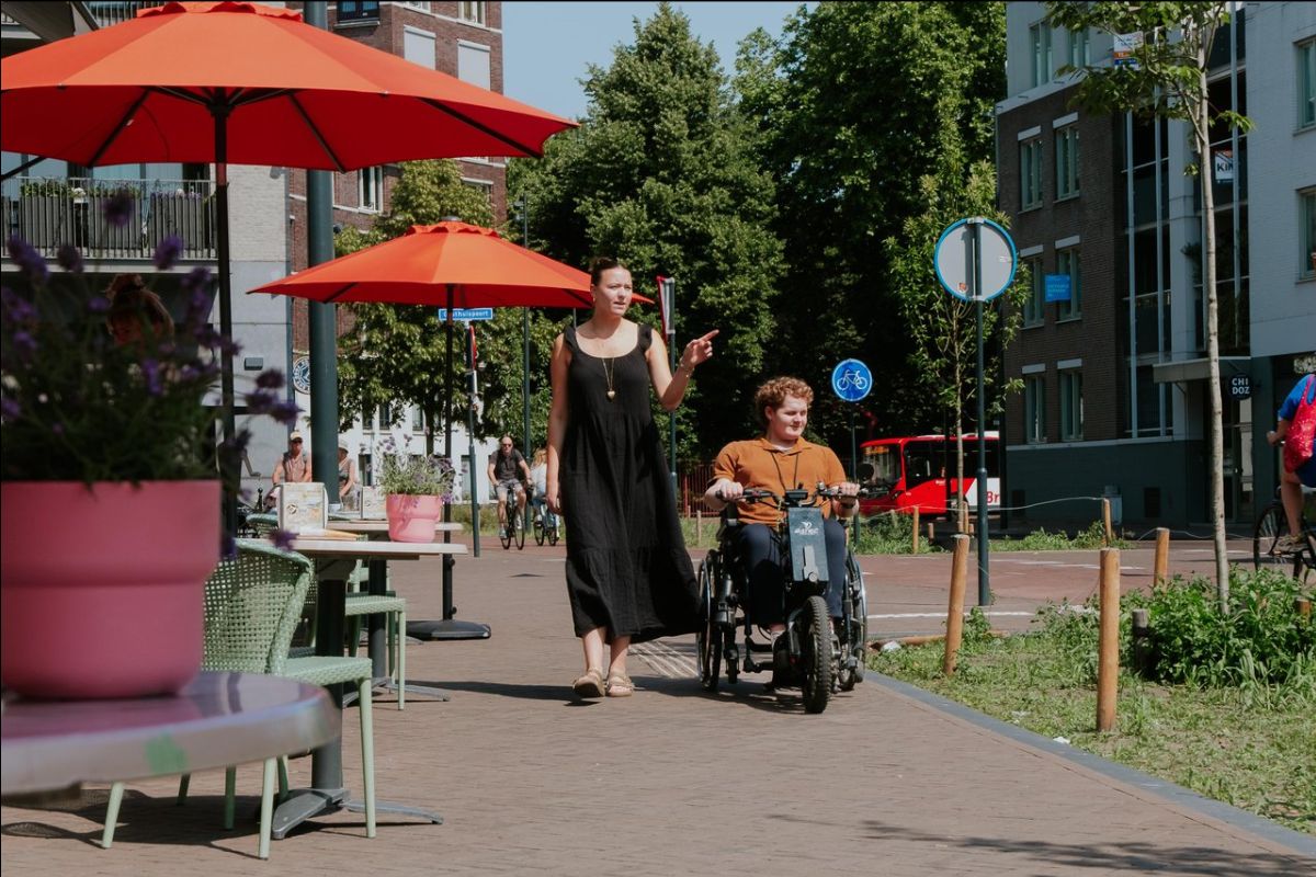 11-oktober-1 Gidsen van Gilde de Baronie geven rondleidingen door het centrum van Breda voor mensen met een fysieke beperking