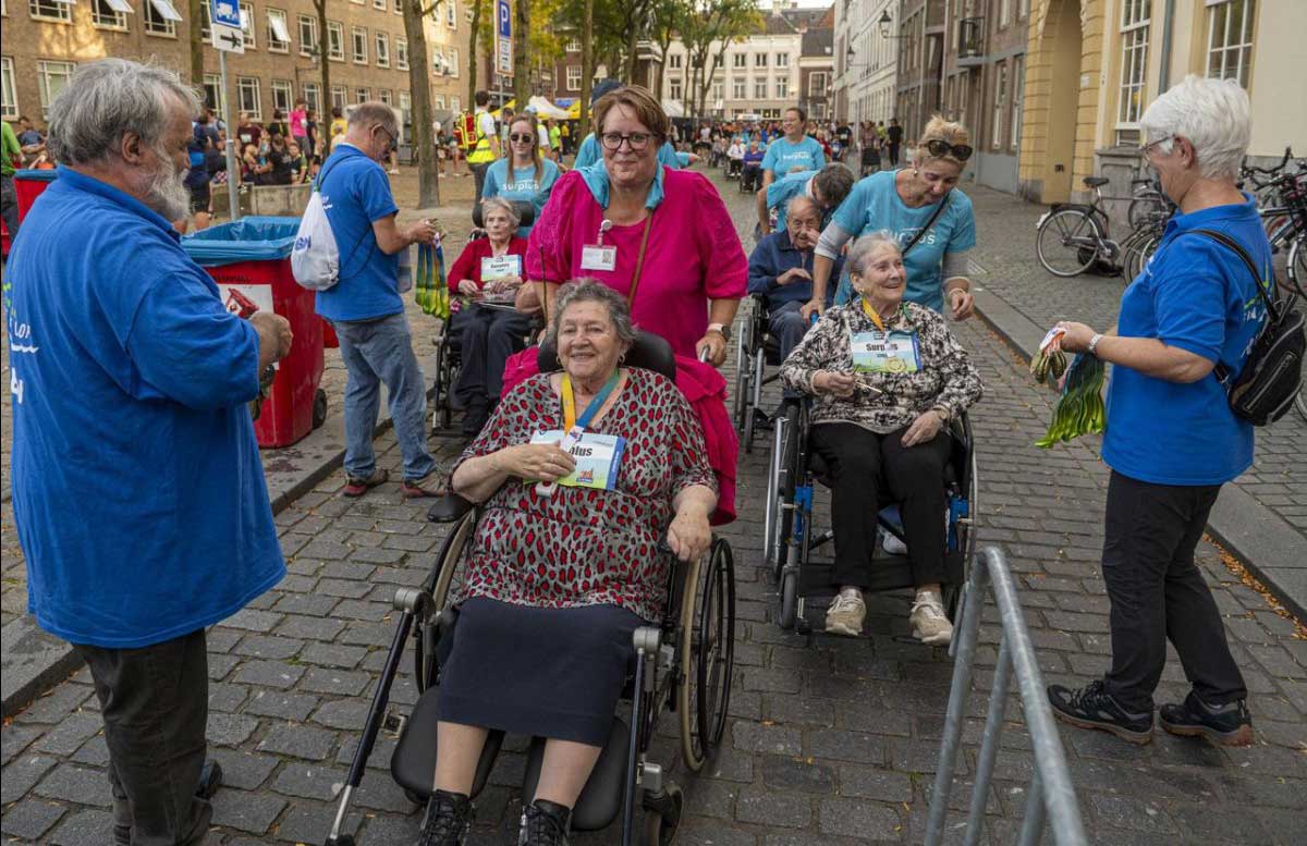 5-oktober-2 Ouderen in een rolstoel die onder begeleidingmeedoen