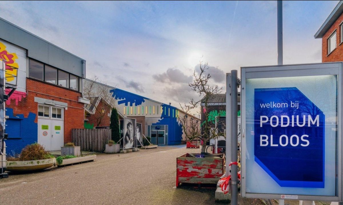 8-oktober-1 Foto van de entree van podium bloos