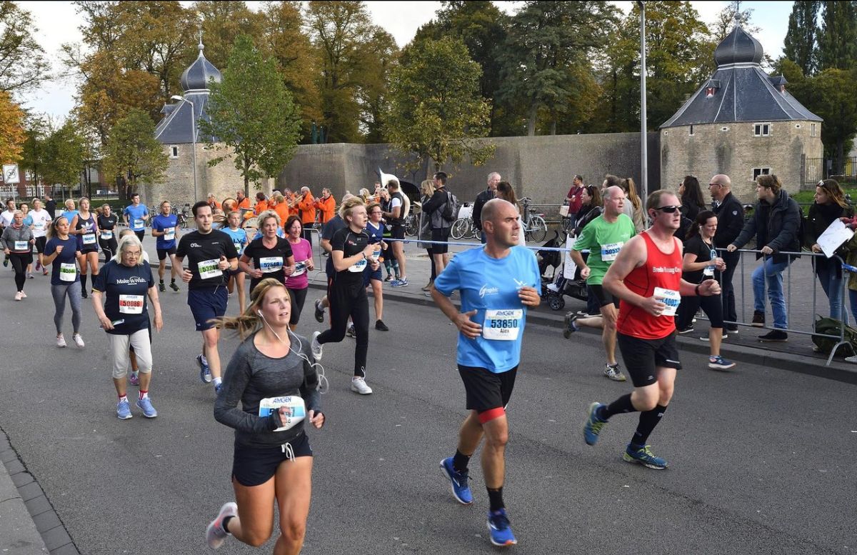 a6a652e3-8122-347f-c666-f2419bc074b3 Foto van fitte hardlopers nabij het centrum van Breda